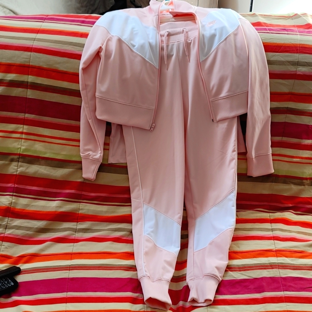 A Nike jogging set with T-shirt jogging pants and jogging jacket